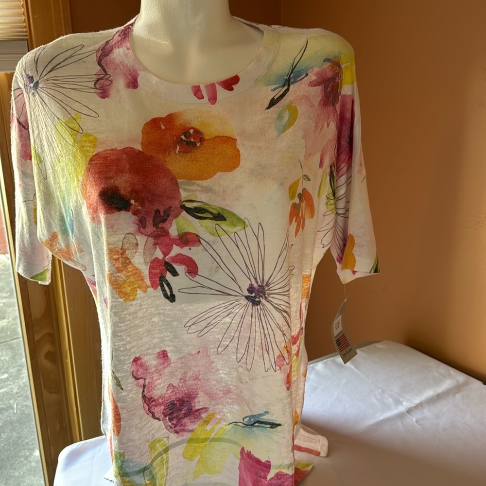 Jess and Jane floral top Sz Small NWT